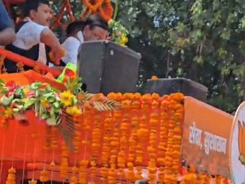 रोड शो के दौरान नितिन नवीन कार्यकर्ताओं पर फूल बरसाते हुए।