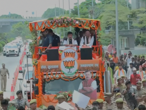 एयरपोर्ट से रथ पर सवार होकर निकले राष्ट्रीय अध्यक्ष नितिन नवीन के साथ प्रदेश अध्यक्ष पंकज चौधरी मौजूद हैं।