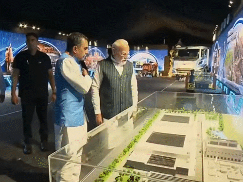 पीएम ने उद्घाटन से पहले सेमीकंडक्टर प्लांट के प्लान का निरीक्षण किया।