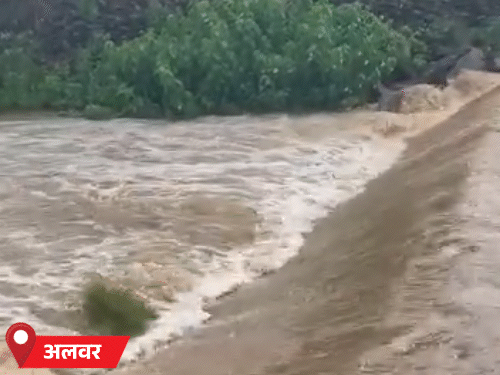 अलवर में सरिस्का की पहाड़ियों से आने वाली रूपारेल नदी का पानी ग्रामीण इलाकों में छोटी पुलियाओं के ऊपर से बहने लगा है, जिससे ट्रैफिक भी प्रभावित हुआ है।