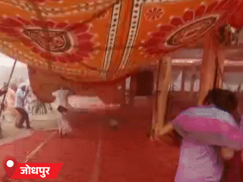 जोधपुर के सूरसागर स्थित एक आश्रम में कथा-प्रसादी का कार्यक्रम आयोजित किया गया था। आंधी और तूफान के कारण वहां टेंट उखड़कर हवा में उड़ने लगे।