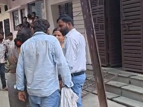 महिला के साथ आये युवक ने भी सुबोध से गाली-गलौज की.