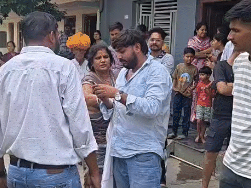 दोनों पक्ष काफी देर तक बहस करते रहे।
