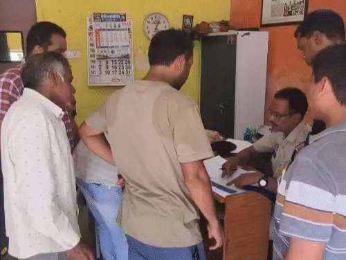दोनों की लाश मिलने के बाद पुलिस पूरे मामले की जांच कर रही है।