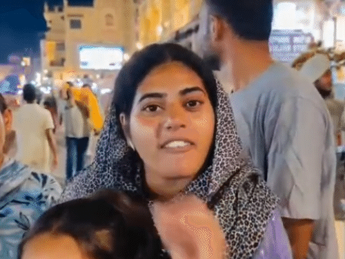 वीडियो में रूम को लेकर परेशानी के बारे में बताती महिला।