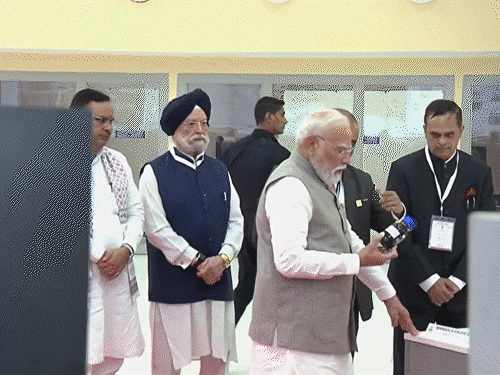 बालोतरा येथील पचपदरा रिफायनरीमध्ये पंतप्रधान नरेंद्र मोदी यांनी तज्ञांशी संवाद साधला. त्यांनी रिफायनरीशी संबंधित सर्व माहिती घेतली.