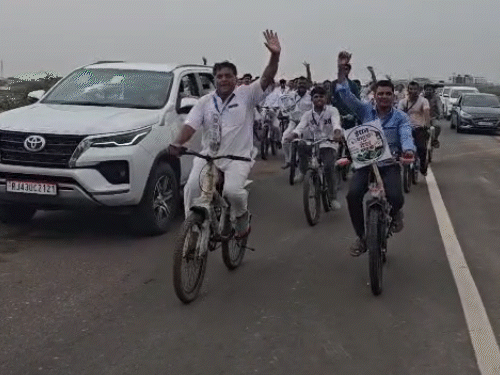 पंतप्रधान नरेंद्र मोदींच्या कार्यक्रमापूर्वी भाजप कार्यकर्त्यांनी बालोतरा येथील पचपदरा रिफायनरी परिसरात सायकल रॅली काढली.