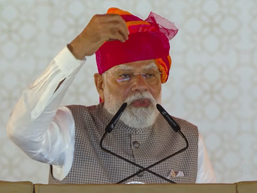 पीएम मोदी ने कहा- भाजपा सरकारें परियोजनाओं का शिलान्यास करके नहीं छोड़तीं। हम उनको पूरा करने में दिन-रात एक कर देते हैं।