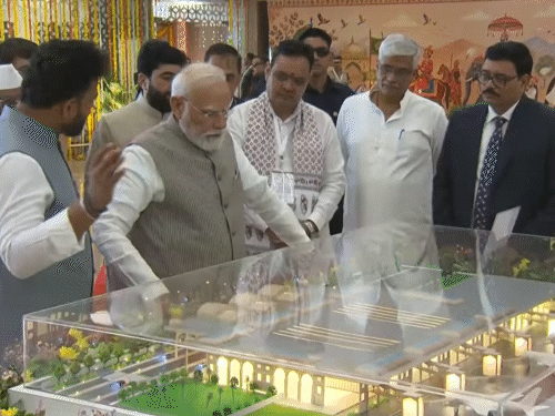 पंतप्रधान नरेंद्र मोदी यांनी शनिवारी जोधपूर विमानतळाच्या टर्मिनलचे मॉडेल पाहिले. यावेळी केंद्रीय मंत्री गजेंद्र सिंह शेखावत, मुख्यमंत्री भजनलाल शर्मा, नागरी विमान वाहतूक मंत्री राममोहन नायडू हे देखील उपस्थित होते.