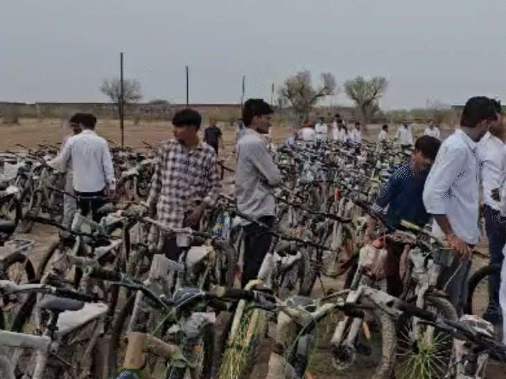 पचपदरा (बालोतरा) गुलाब सर्किल से 400 भाजपा कार्यकर्ता साइकिल और ऊंट गाड़ी से रिफाइनरी पहुंचेंगे।