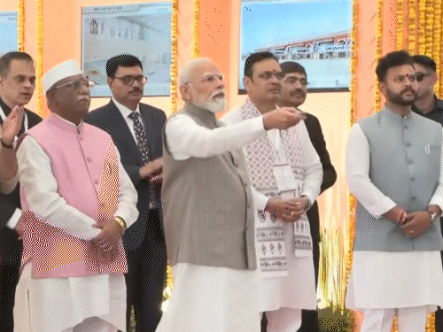 शनिवारी सकाळी सुमारे 10:40 वाजता पंतप्रधान नरेंद्र मोदी जोधपूरला पोहोचले होते. येथे त्यांनी विमानतळाच्या नवीन टर्मिनल इमारतीचे उद्घाटन केले.
