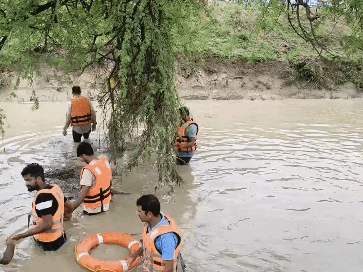 एसडीआरएफ की टीम लगातार सर्चिंग करती रही.