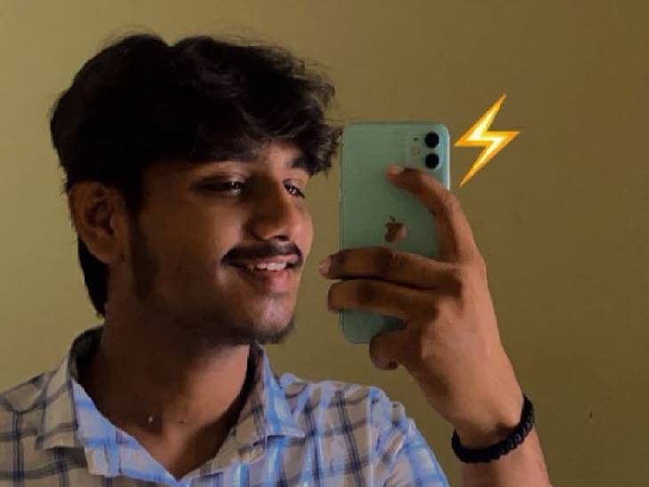 महंगे मोबाइल फोन के साथ व्यापारी के बेटे की तस्वीर।