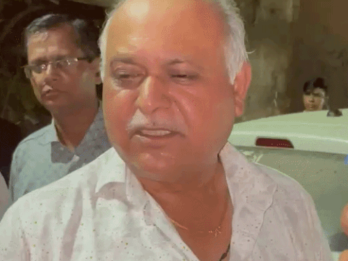 घटना के बारे में बताते ज्वेलर अमित कुमार।