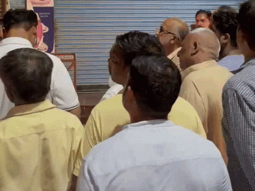 घटना के बाद दुकान के बाहर जमा भीड़।