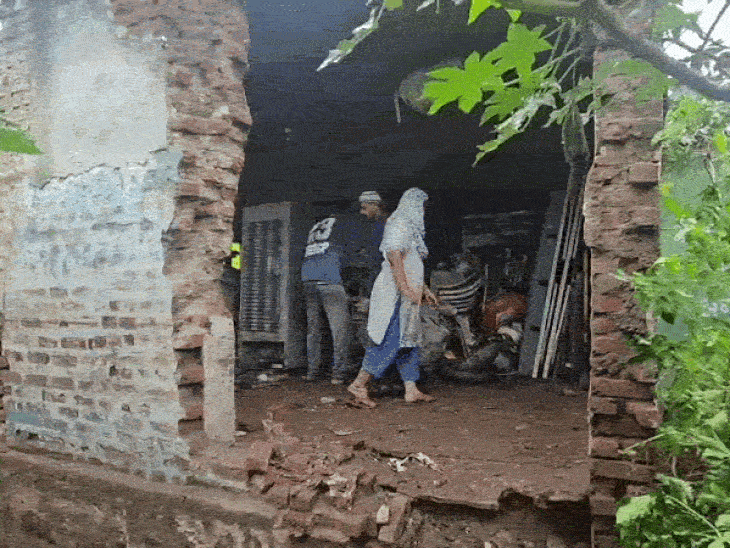 भारी बारिश के कारण एक घर की दीवार भी गिर गई.