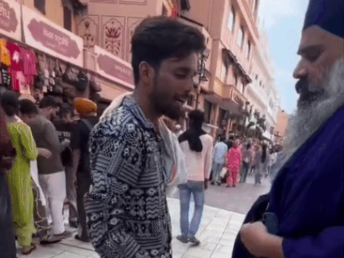 होटल कमरे के लिए बोलने वाले युवक से पूछताछ करते निहंग परमजीत अकाली।