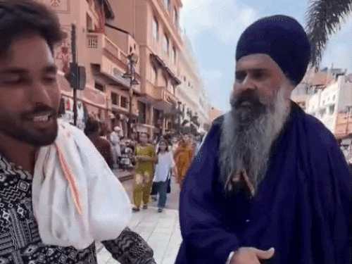युवक को हेरिटेज स्ट्रीट से होटल में भगाते निहंग परमजीत अकाली।