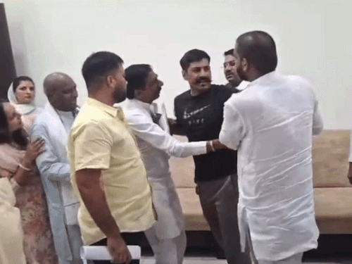 दूसरे पार्षदों ने धक्का-मुक्की कर रहे दोनों पार्षदों को शांत कराया।