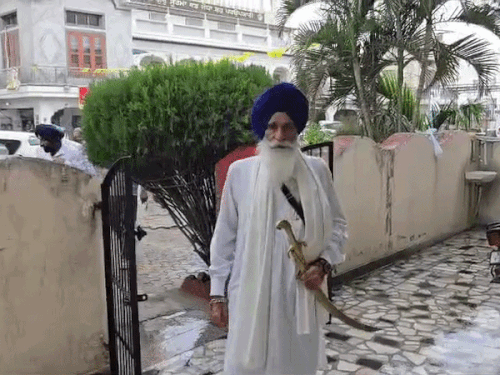 गुरुद्वारा में पहुंचे जगदीश सिंह झींडा।