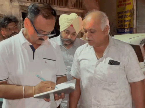यमुनानगर के रादौर में ज्वेलर से पूछताछ करते पुलिस अधिकारी।