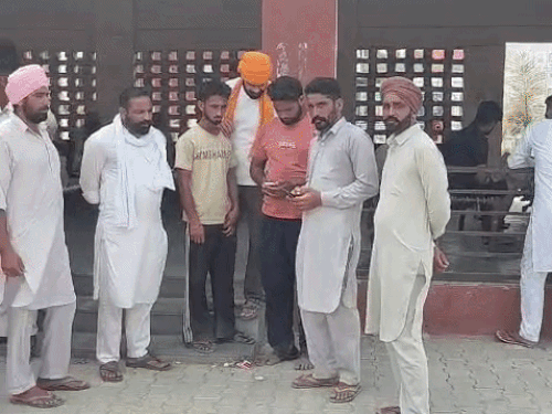 सिविल अस्पताल में पहुंचे दोनों मृत यवकों के परिजन