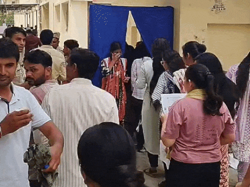 फतेहाबाद में चेकिंग से पहले अभ्यर्थियों ने अपने बाल खोल दिए थे।