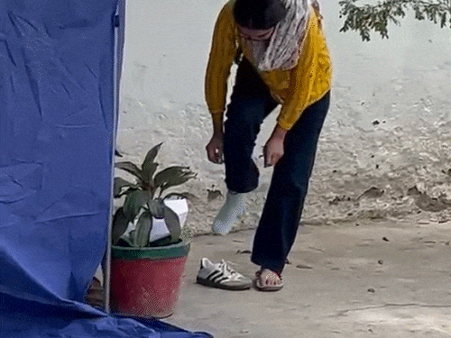 हिसार में फीमेल कैंडिडेट के जूते उतरवाए और बाल भी खुलवा दिए। झज्जर के बहादुरगढ़ में पानी को बोतल से रैपर उतारती चेकिंग टीम।