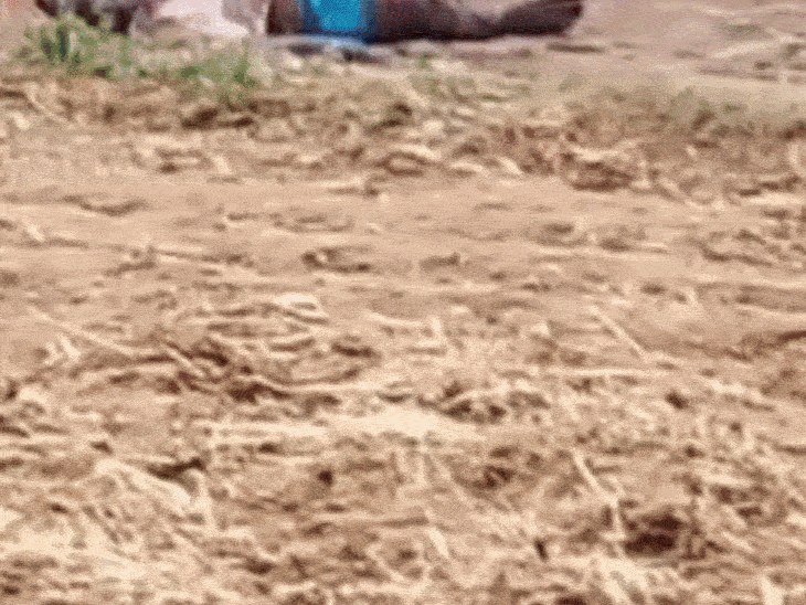 हत्या के बाद शव को घर के बाहर फेंककर भाग गए आरोपी।