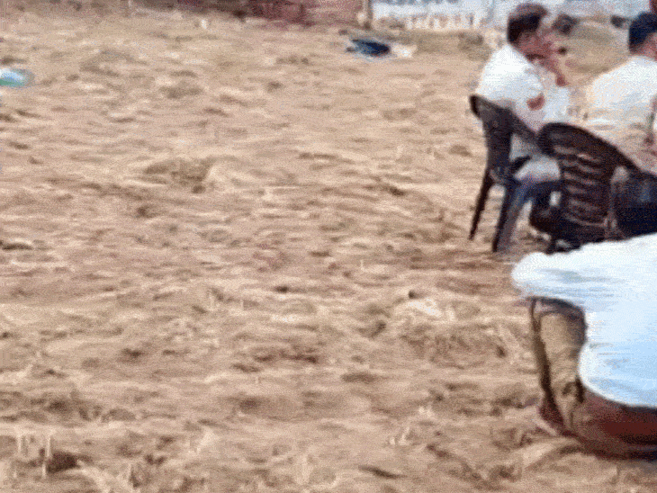 मर्डर के दूसरे दिन ग्रामीणों की मौके पर भीड़ जुट गई।