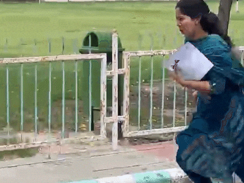एग्जाम के लिए लेट होने पर कैंडिडेट दौड़कर सेंटर पहुंचे।
