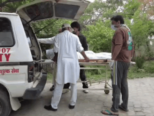 शव को एंबुलेंस से लेकर जाते हुए।