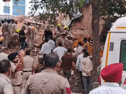 घायलों को अस्पताल ले जाने के लिए एंबुलेंस पहुंची।