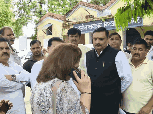 खान फार्म की विवादित जमीन पर दो पक्ष आमने-सामने।