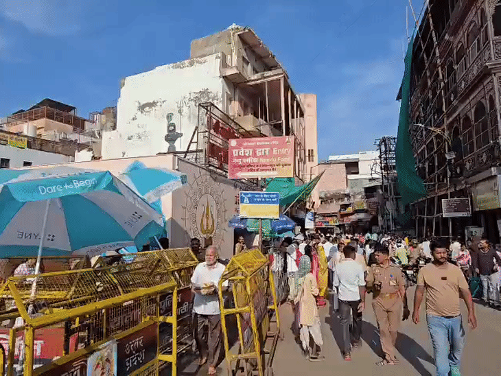 The incident occurred near Gate No. 4. Police personnel present at the scene took the injured to the hospital.