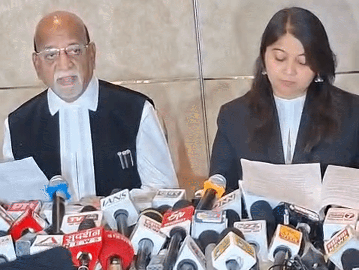 वीर भारत न्यास के सचिव श्रीराम तिवारी की ओर से भेजे गए नोटिस की जानकारी देते अधिवक्ता हरीश मेहता और सुप्रीम कोर्ट की अधिवक्ता गुंजन चौकसे। - Dainik Bhaskar