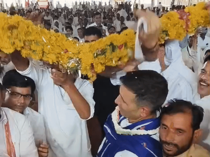 निर्धारित  समय से दोनों नेता 4 घंटे की देरी से पहुंचे। - Dainik Bhaskar