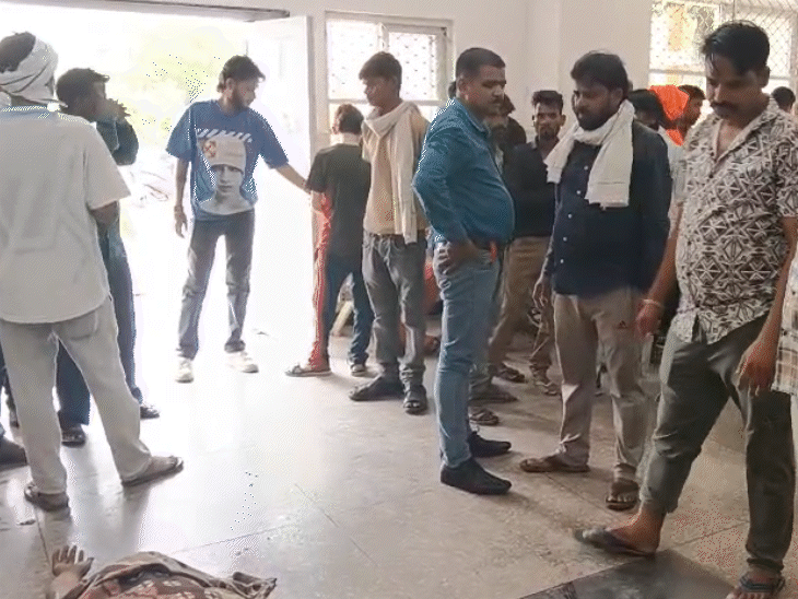 विवाद के दौरान उसे लाठी-डंडों और लोहे की रॉड से बेरहमी से पीटा गया