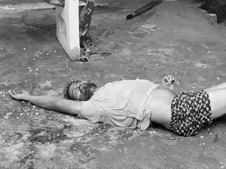 दिनेश घर के बाहर सड़क पर पड़ा था, जहां तड़पने के बाद उसकी मौत हो गई
