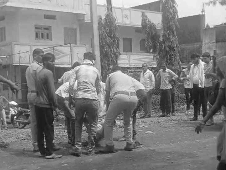 बाइक पर चार लोग सवार थे. जिसमें एक बेटे और पिता की मौत हो गई.