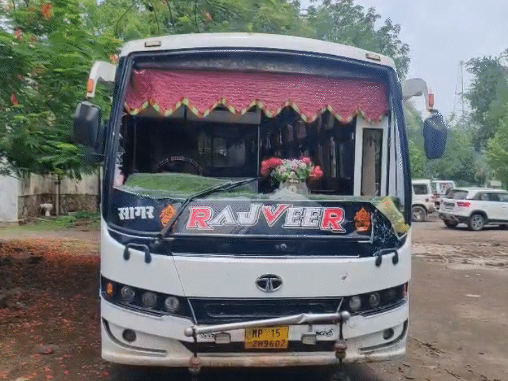 इस बस ने बाइक सवार परिवार को टक्कर मार दी.