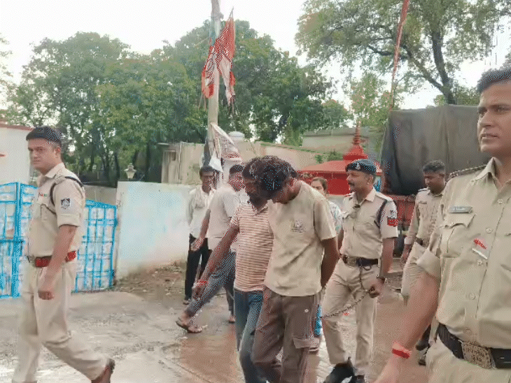 पुलिस ने आरोपियों को गिरफ्तार कर उनका जुलूस निकाला।