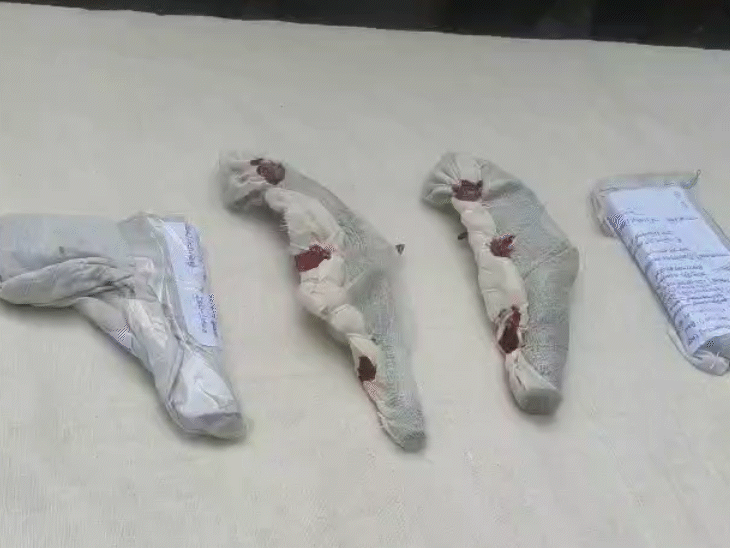 पुलिस को आरोपियों के पास से हथियार मिले हैं।