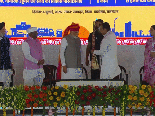 पचपदरा येथील रिफायनरीच्या उद्घाटनापूर्वी मुख्यमंत्री भजनलाल शर्मा यांनी पंतप्रधान नरेंद्र मोदींचे अशाप्रकारे अभिवादन केले.