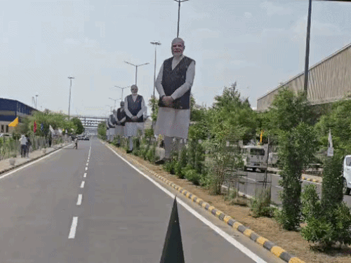 बालोतरा के पचपदरा रिफाइनरी के रास्तों में प्रधानमंत्री नरेंद्र मोदी के बड़े-बड़े कटआउट लगे हुए हैं।