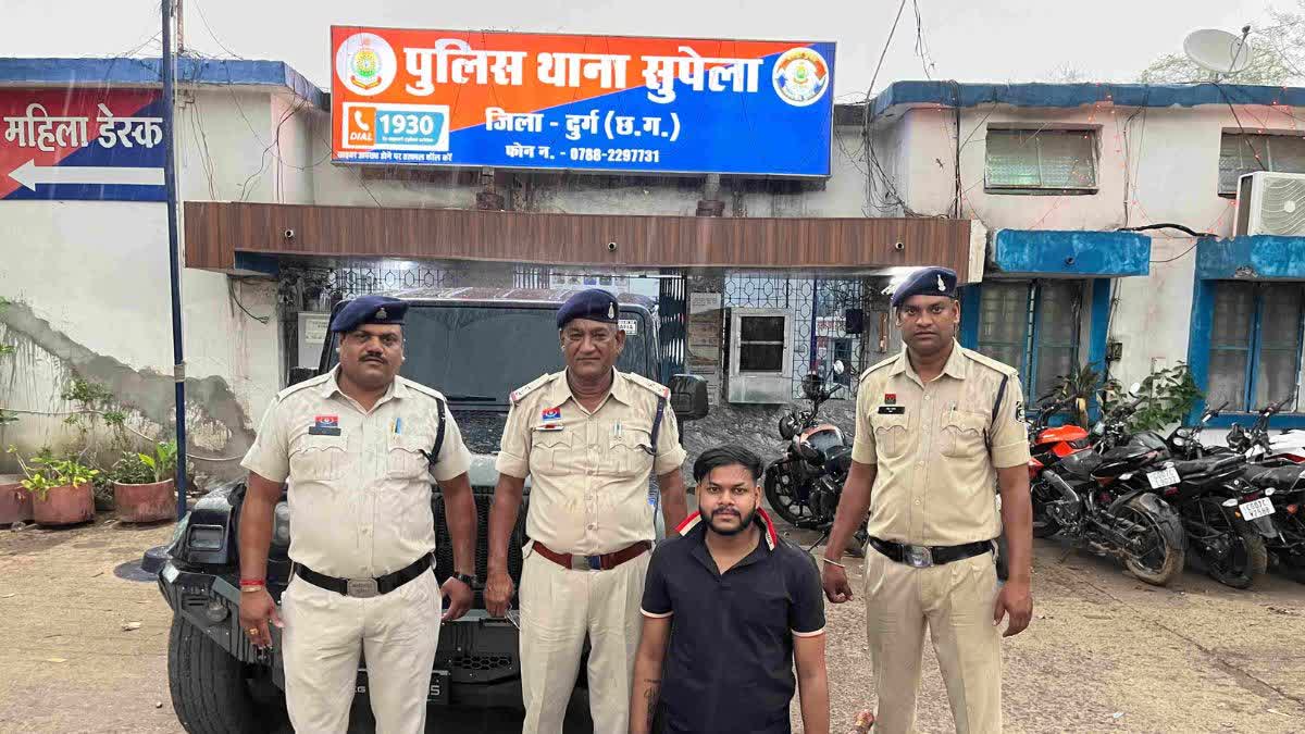 सुपेला पुलिस भी प्रखर चंद्राकर को पुराने मामले में कर चुकी है गिरफ्तार।