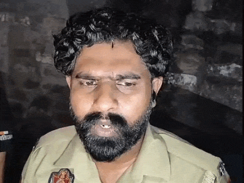 तस्कर के बारे में जानकारी देते भार्गव कैंप थाने की पुलिस।
