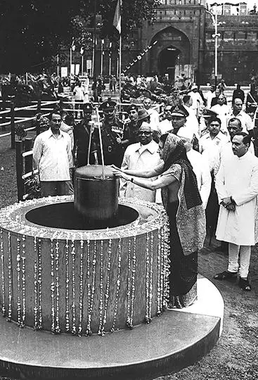 इंदिरा गांधी ने 15 अगस्त 1973 को लाल किले में 32 फीट नीचे टाइम कैप्सूल को दबाया था। दावा किया जाता है कि इस टाइम कैप्सूल में आजादी के बाद 25 साल का घटनाक्रम सबूत के साथ मौजूद था।