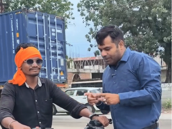 निलंबन के बाद अब तिवारी बिना वर्दी के वीडियो बना रहे हैं।