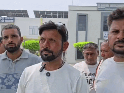 अस्पताल प्रबंधन पर आरोप लगाते हुए लड़की के पिता राजकुमार